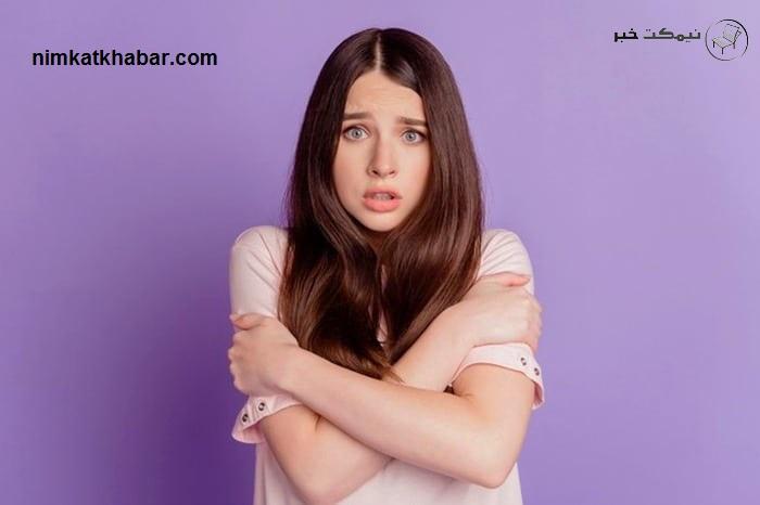 دست به سینه شدن افراد چه معنایی دارد + آشنایی با زبان بدن آدم ها
