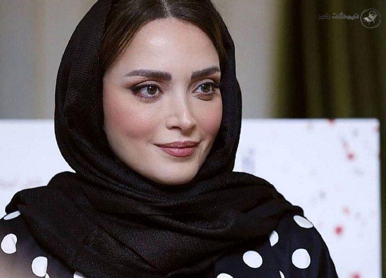 عکس جذاب و راحت بهنوش طباطبایی در کنار ساحل دریا