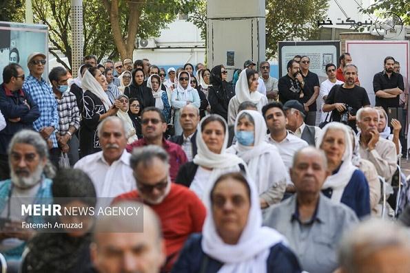 حضور مردم و بازیگران با لباس سفید 