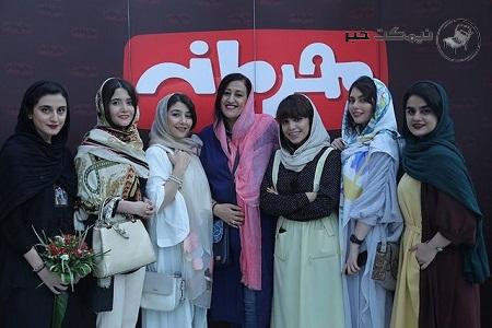 سانای امیرآبادی در کنار بازیگران سریال محرمانه