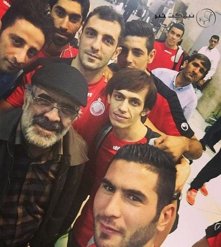 تصویر اصغر نقی زاده با بازیکنان