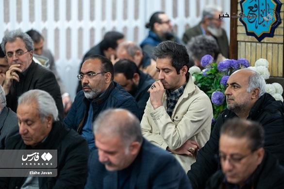 عکس حضور نجم الدین شریعتی در مراسم یادبود همسر داوود میرباقری