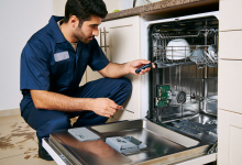 چرا ماشین ظرفشویی خوب خشک نمی کند؟ عیب یابی و تعمیر در رشت تصویر تکنسین تعمیرات جو در حال تعمیر ماشین ظرفشویی در رشت
