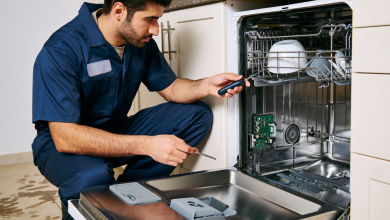 تصویر تکنسین تعمیرات جو در حال تعمیر ماشین ظرفشویی در رشت