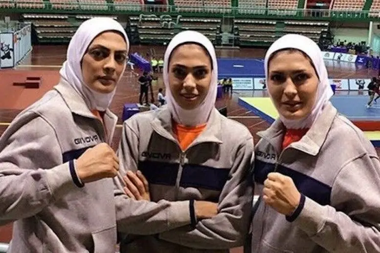 ماجرای خودزنی الهه منصوریان با چاقو ماجرای خودزنی الهه منصوریان با چاقو