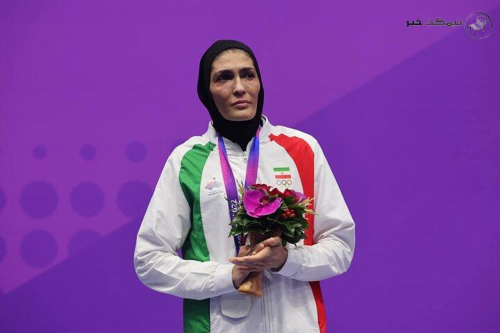 ماجرای خودزنی الهه منصوریان با چاقو ماجرای خودزنی الهه منصوریان با چاقو
