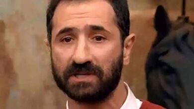 تیشرت ایمان صفا در مراسم مادر عمو پورنگ که پرحاشیه شد + عکس تیشرت ایمان صفا در مراسم مادر عمو پورنگ