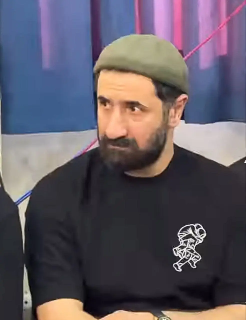 تیشرت ایمان صفا در مراسم مادر عمو پورنگ تیشرت ایمان صفا در مراسم مادر عمو پورنگ