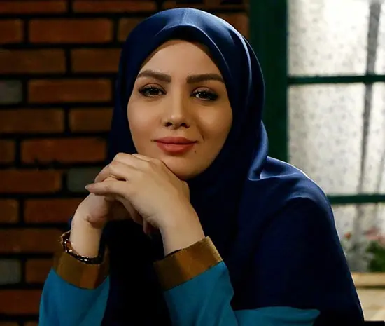 فیلم مبینا نصیری مجری با کلاه پلیس 